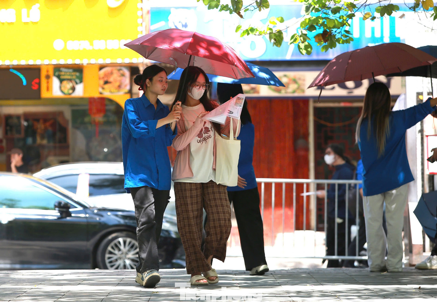 Bên cạnh đó, các điểm thi đều bố trí khu vực phát tặng các vật phẩm thiết yếu miễn phí cho thí sinh và người nhà thí sinh như nước uống, bánh, kẹo, đồ dùng học tập, quạt cầm tay.