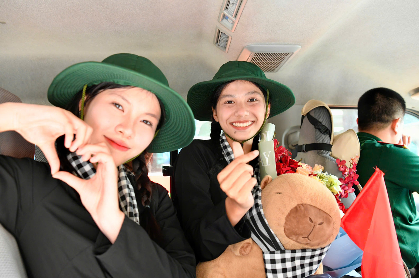 Những nữ du kích miền Nam được nhiều bạn trẻ tại các ga tặng hoa, gấu bông, tiếp sức tinh thần.