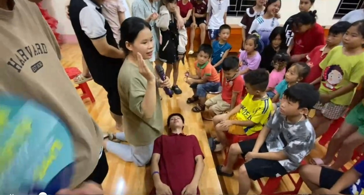 Trong các buổi sinh hoạt hè cùng trẻ em trong xã, sinh viên tình nguyện còn tổ chức lớp học kỹ năng sơ cấp cứu và phòng tránh đuối nước trong bối cảnh địa phương nhiều ao hồ, suối sâu.