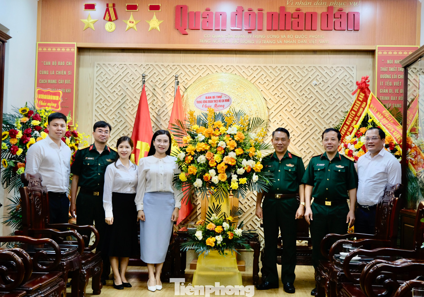 Thay mặt Ban Bí thư T.Ư Đoàn, chị Nguyễn Phạm Duy Trang - Bí thư T.Ư Đoàn, Chủ tịch Hội đồng Đội T.Ư thăm, tặng hoa chúc mừng báo Quân đội nhân dân. Ảnh: Châu Linh Thay mặt Ban Bí thư T.Ư Đoàn, chị Nguyễn Phạm Duy Trang - Bí thư T.Ư Đoàn, Chủ tịch Hội đồng Đội T.Ư thăm, tặng hoa chúc mừng báo Quân đội nhân dân. Ảnh: Châu Linh
