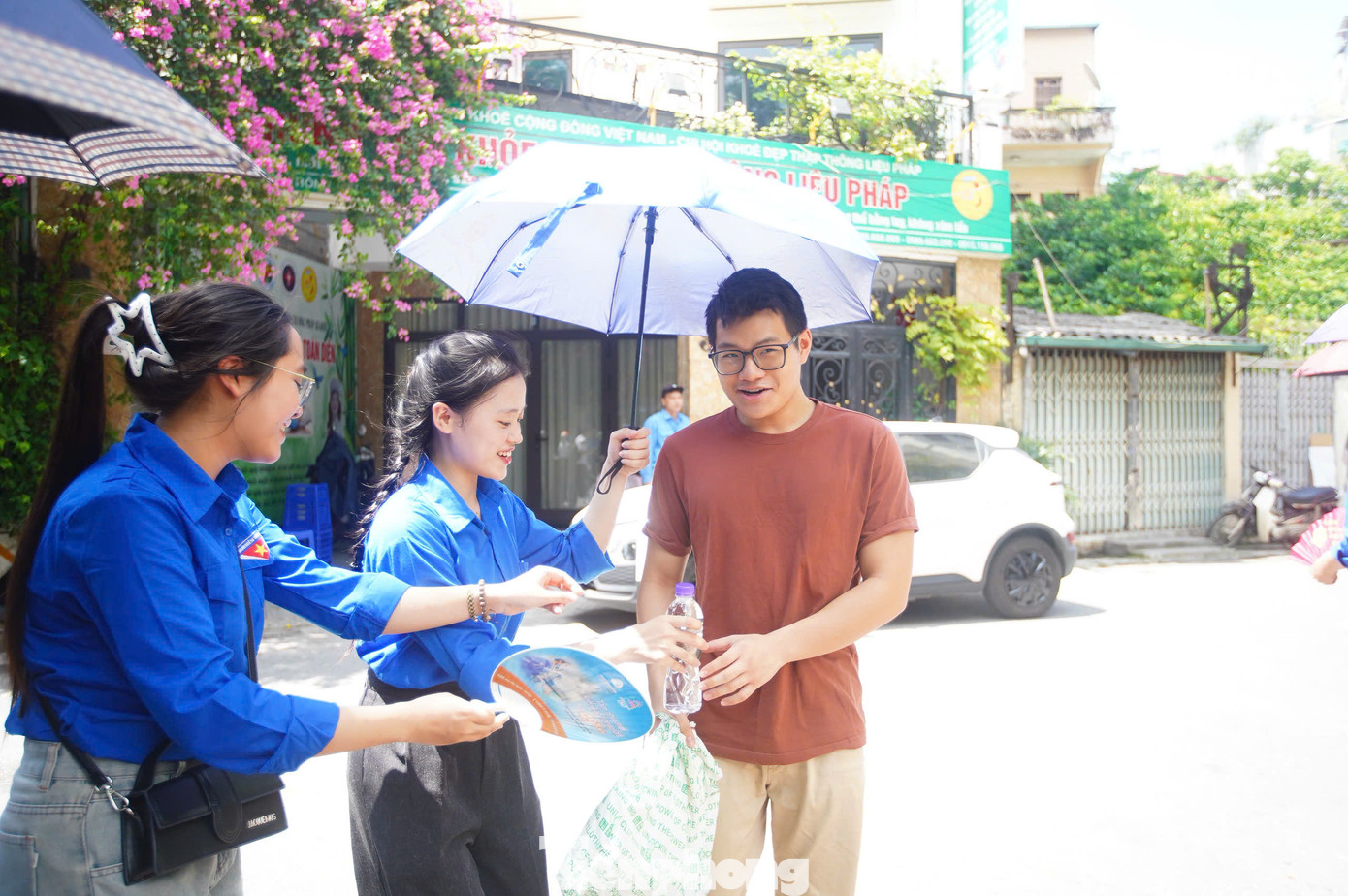 Theo Thành Đoàn, Hội Sinh viên Thành phố Hà Nội, từ ngày 25 – 28/6, tại Hà Nội, kỳ thi tốt nghiệp THPT năm 2025 diễn ra với hơn 120.000 thí sinh đăng ký dự thi tại 233 điểm thi. Theo đó, hơn 8.000 tình nguyện viên được bố trí tại các điểm thi để cổ vũ, hỗ trợ các sĩ tử “vượt vũ môn”, đảm bảo mỗi cổng trường có 25 - 30 tình nguyện viên làm nhiệm vụ phân luồng giao thông, hướng dẫn thí sinh, cung cấp nước uống và hỗ trợ tìm phòng thi.