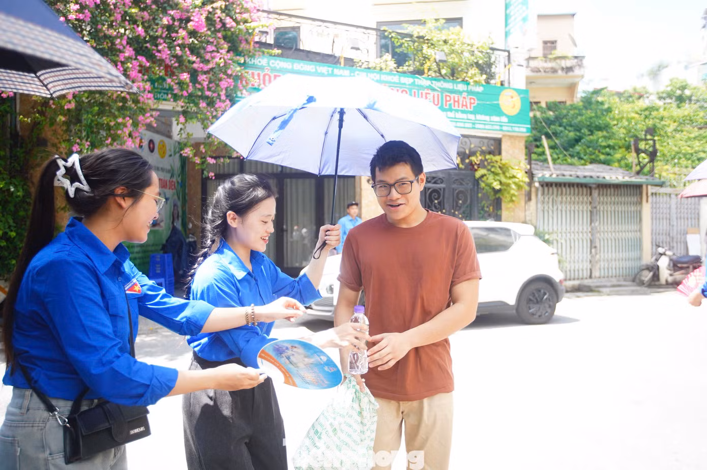 Theo Thành Đoàn, Hội Sinh viên Thành phố Hà Nội, từ ngày 25 – 28/6, tại Hà Nội, kỳ thi tốt nghiệp THPT năm 2025 diễn ra với hơn 120.000 thí sinh đăng ký dự thi tại 233 điểm thi. Theo đó, hơn 8.000 tình nguyện viên được bố trí tại các điểm thi để cổ vũ, hỗ trợ các sĩ tử “vượt vũ môn”, đảm bảo mỗi cổng trường có 25 - 30 tình nguyện viên làm nhiệm vụ phân luồng giao thông, hướng dẫn thí sinh, cung cấp nước uống và hỗ trợ tìm phòng thi.