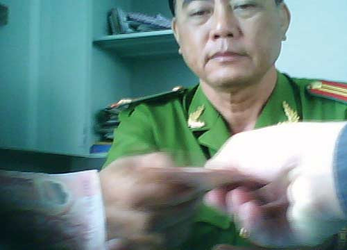 Trung tá Văn nhận tiền bảo kê xe của anh H. Trung tá Văn nhận tiền bảo kê xe của anh H.