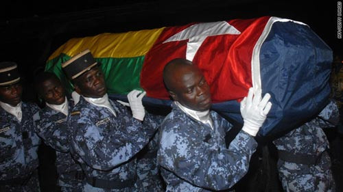 Đưa quan tài của một thành viên đội Togo về nước. Ảnh: Getty Images