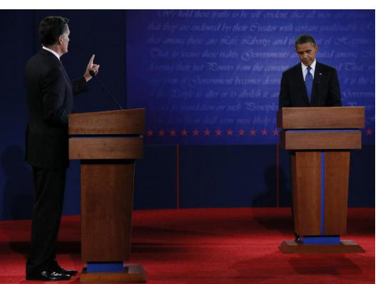 Tổng thống Barack Obama lắng nghe ứng cử viên Mitt Romney phát biểu trong cuộc tranh luận tổng thống đầu tiên tại Denver, Mỹ.