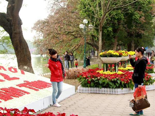 Những bạn trẻ tới đây không bỏ lỡ cơ hội chụp những tấm hình