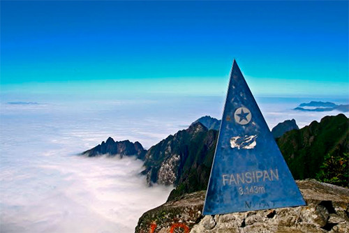  Fansipan từ lâu luôn là điểm hẹn của những người ưa du lịch leo núi, mạo hiểm, và là nơi để thử thách chính bản thân mình. Fansipan ở mỗi thời điểm trong năm đều có vẻ đẹp riêng. Nhưng thời điểm mà dân du lịch hay chọn để chinh phục Fansipan là từ tháng 9 năm trước đến tháng 4 năm sau