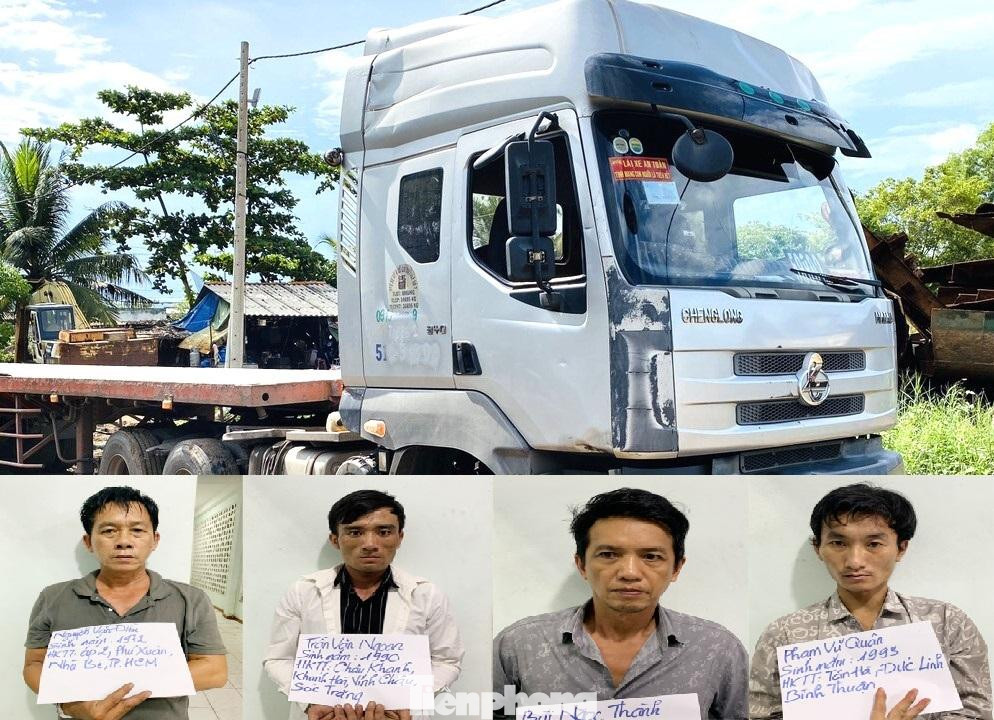 Chiếc xe ô tô và nhóm đối tượng bị bắt giữ