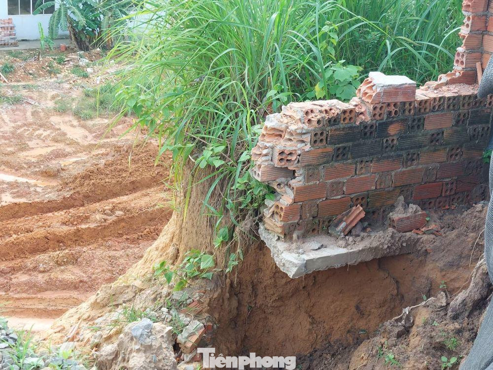 Việc đất bị đào gây sạt lở, đe dọa công trình nhà dân xung quanh