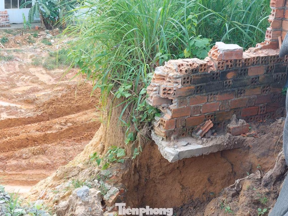 Việc đất bị đào gây sạt lở, đe dọa công trình nhà dân xung quanh