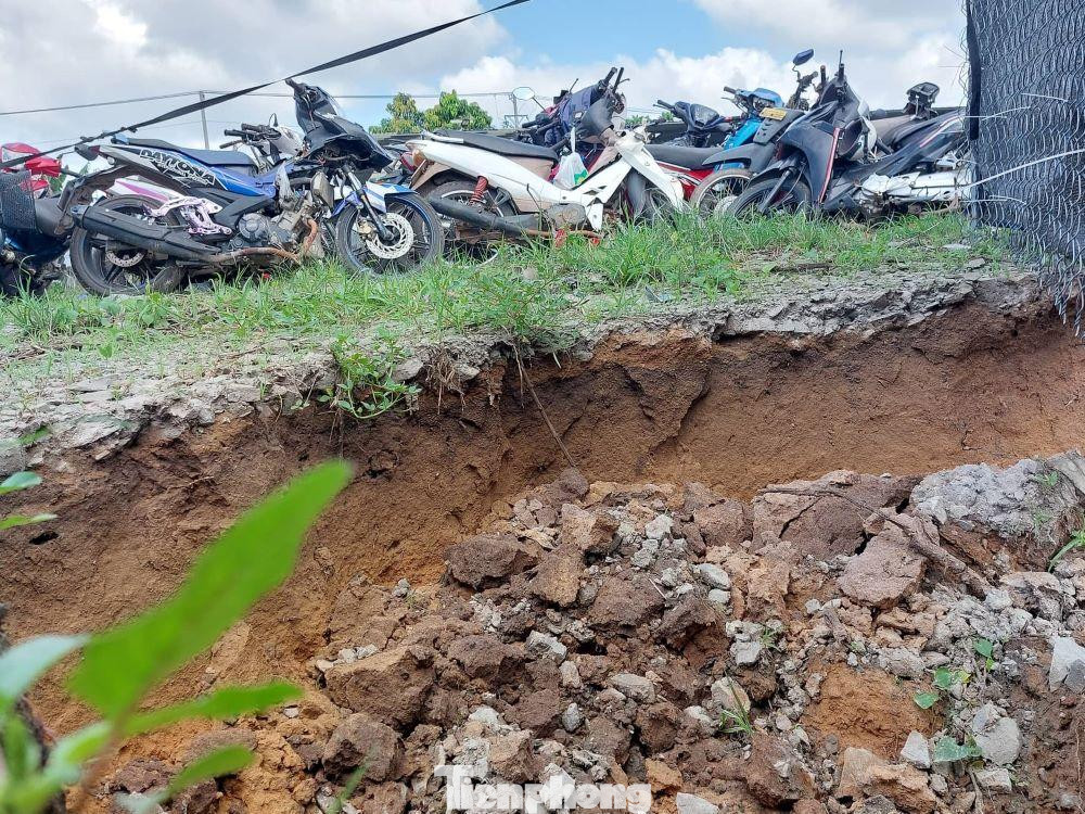 Bãi giữ xe vi phạm bị sạt lở đất