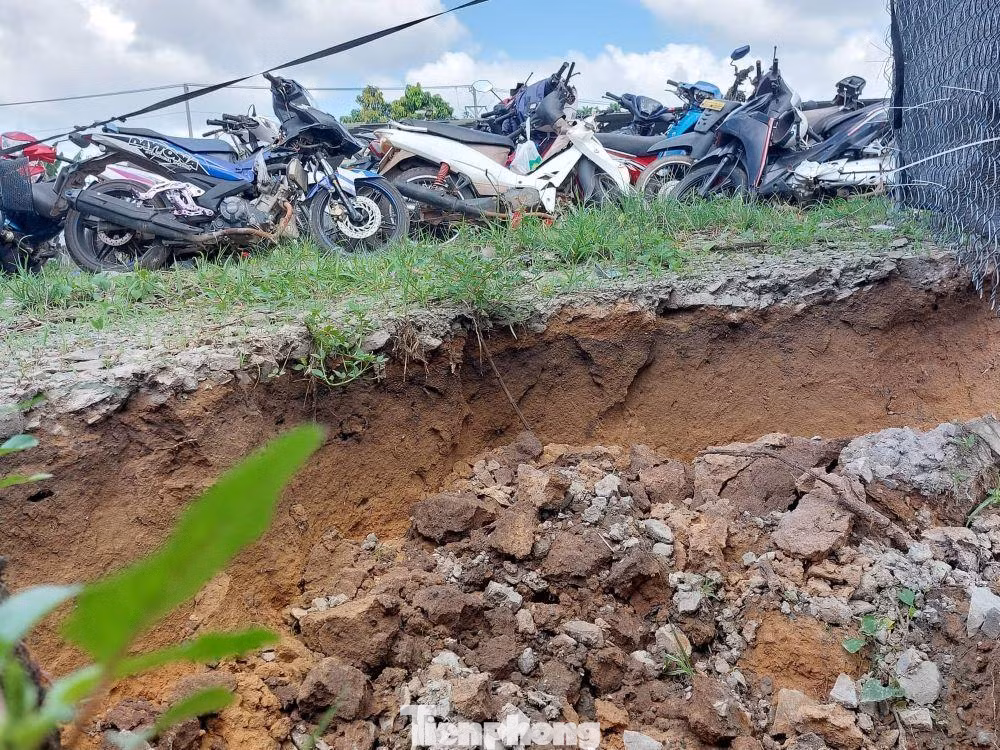 Bãi giữ xe vi phạm bị sạt lở đất