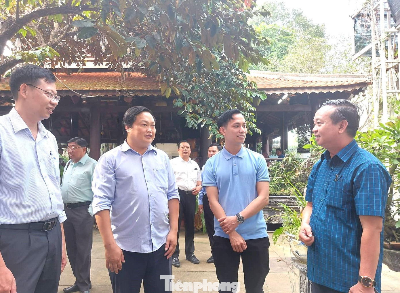 Ông Bùi Minh Thạnh (ngoài cùng bìa phải) trao đổi với người dân, doanh nghiệp trên địa bàn Ông Bùi Minh Thạnh (ngoài cùng bìa phải) trao đổi với người dân, doanh nghiệp trên địa bàn