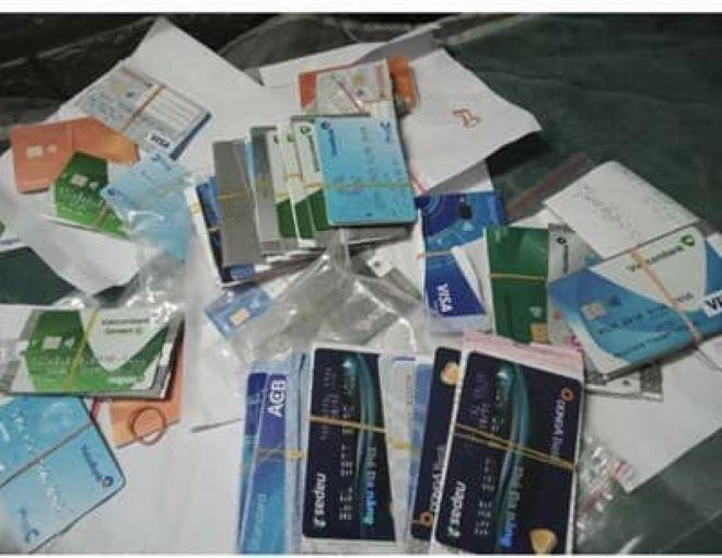 Nhiều thẻ ngân hàng của các đối tượng được thu giữ Nhiều thẻ ngân hàng của các đối tượng được thu giữ