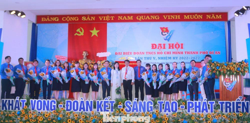 Chị Lâm Hoàng Thùy Trang giữ chức Bí thư Thành Đoàn Dĩ An Chị Lâm Hoàng Thùy Trang giữ chức Bí thư Thành Đoàn Dĩ An