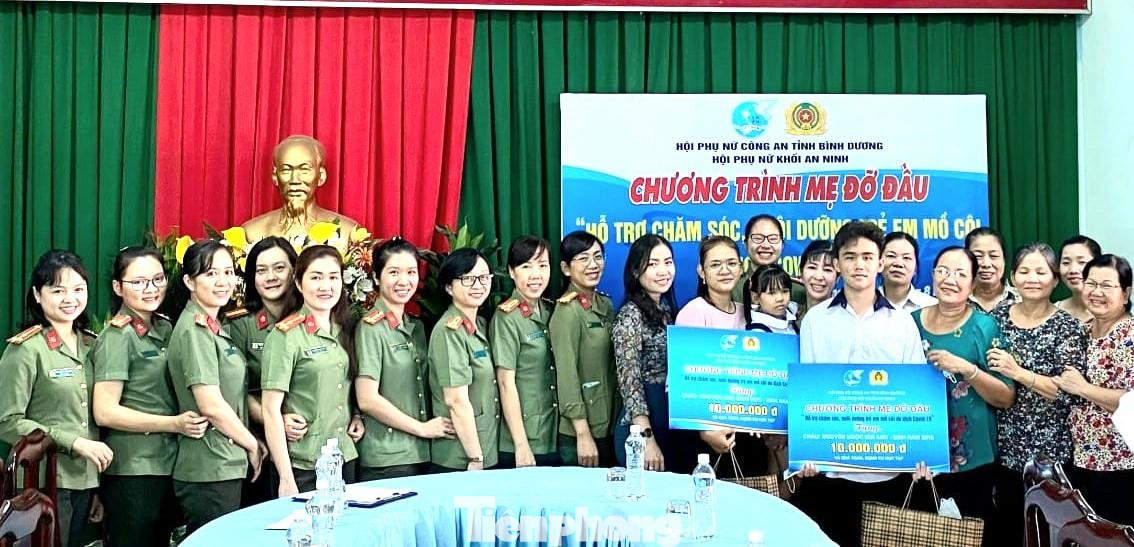 Công an Bình Dương đỡ đầu hai em học sinh có hoàn cảnh đặc biệt khó khăn Ảnh: Hội Phụ nữ khối An ninh Công an tỉnh Bình Dương