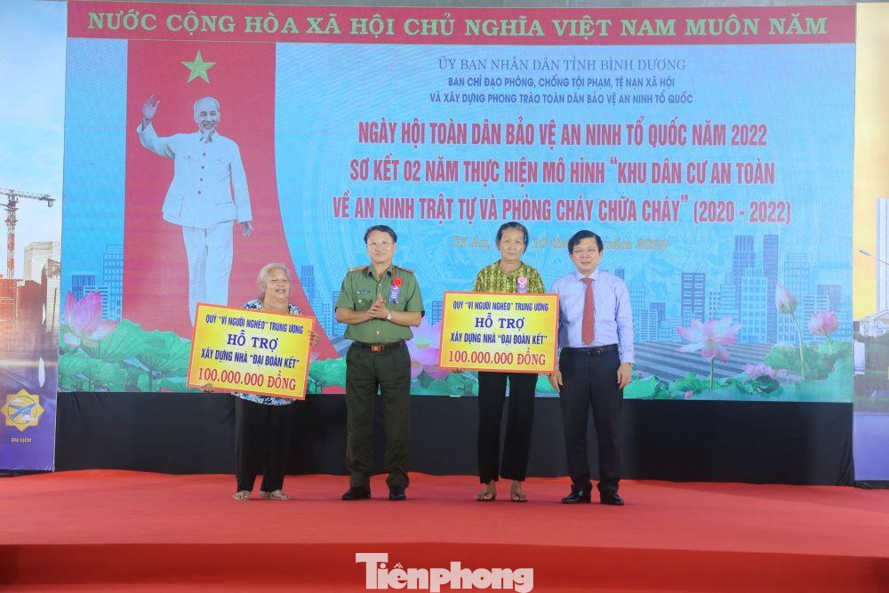 Đại diện các ngành chức năng trao quỹ "Vì người nghèo" Trung ương hỗ trợ xây dựng nhà "Đại đoàn kết" cho các hộ gia đình Đại diện các ngành chức năng trao quỹ "Vì người nghèo" Trung ương hỗ trợ xây dựng nhà "Đại đoàn kết" cho các hộ gia đình