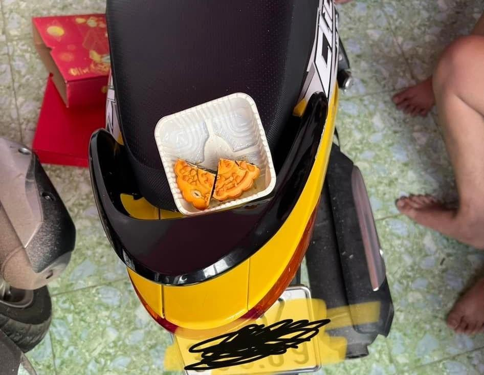 Tại thời điểm công an ập vào phòng kiểm tra, một hộp bánh trung thu đang ăn dở Tại thời điểm công an ập vào phòng kiểm tra, một hộp bánh trung thu đang ăn dở