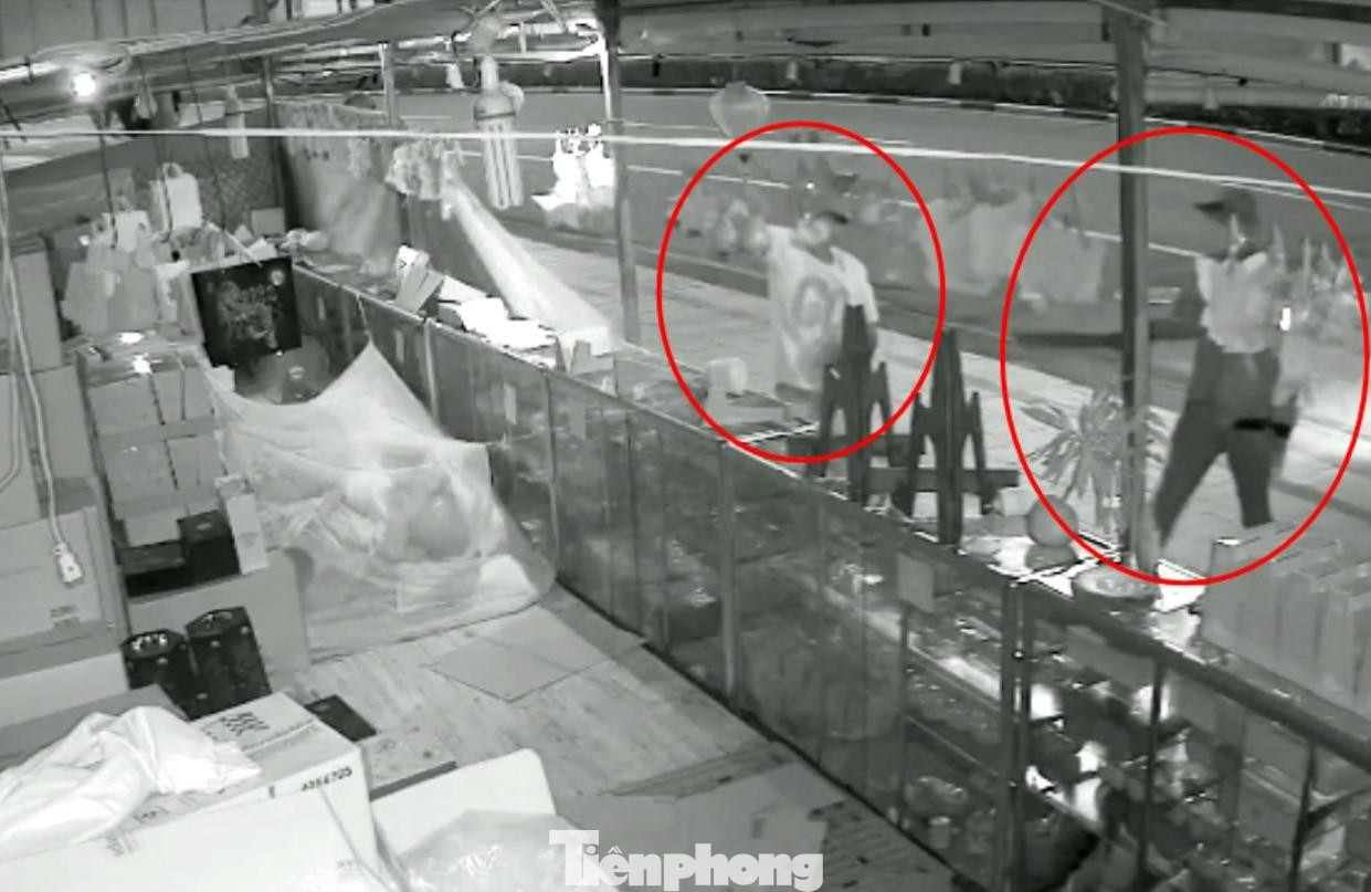 Đối tượng cầm đao chỉ vào nhân viên yêu cầu đưa 5 hộp bánh trung thu.