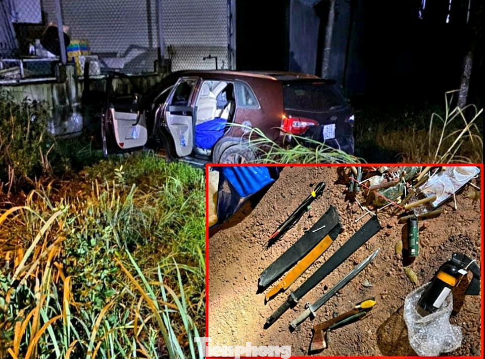 Chiếc xe ô tô nhóm đối tượng bỏ chạy để lại hiện trường