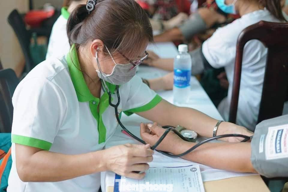 Ca mắc COVID-19 ở Bình Dương có xu hướng tăng cao, ngành y tế đề nghị người dân đi tiêm vắc xin đủ liều và liều nhắc lại nhằm tránh nguy cơ bệnh nặng và tử vong Ca mắc COVID-19 ở Bình Dương có xu hướng tăng cao, ngành y tế đề nghị người dân đi tiêm vắc xin đủ liều và liều nhắc lại nhằm tránh nguy cơ bệnh nặng và tử vong