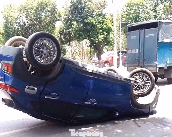 Chiếc ô tô lật ngửa giữa đường