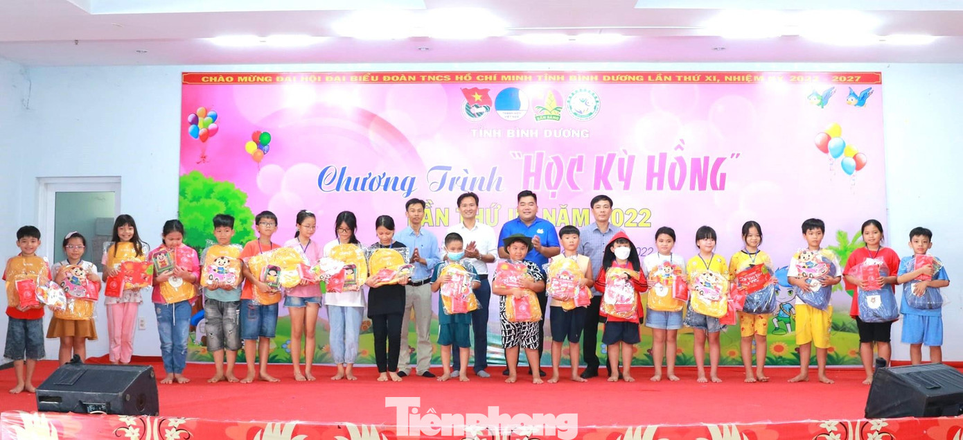 Ban tổ chức trao tặng quà cho các em thiếu nhi có hoàn cảnh khó khăn học giỏi