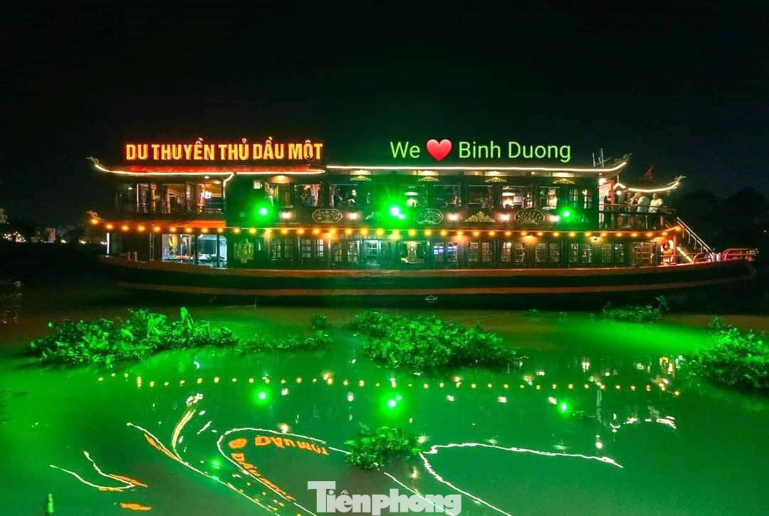 Du thuyền dưới sông Sài Gòn tạo thêm điểm nhấn ấn tượng cho đường phố đi bộ Du thuyền dưới sông Sài Gòn tạo thêm điểm nhấn ấn tượng cho đường phố đi bộ