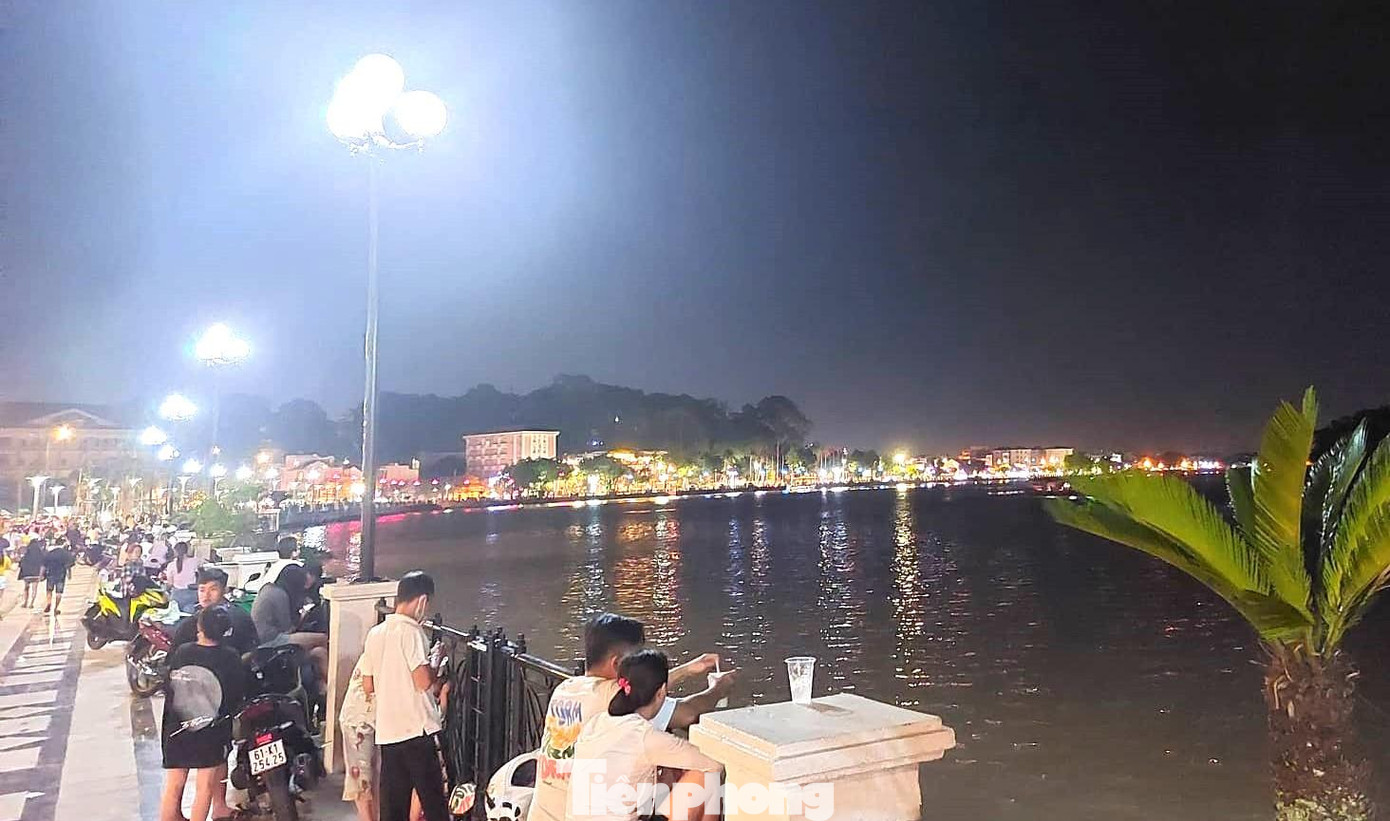 Giới trẻ thích thú khi được tận hưởng một không gian mát mẻ, đầy thơ mộng bên sông Sài Gòn Giới trẻ thích thú khi được tận hưởng một không gian mát mẻ, đầy thơ mộng bên sông Sài Gòn