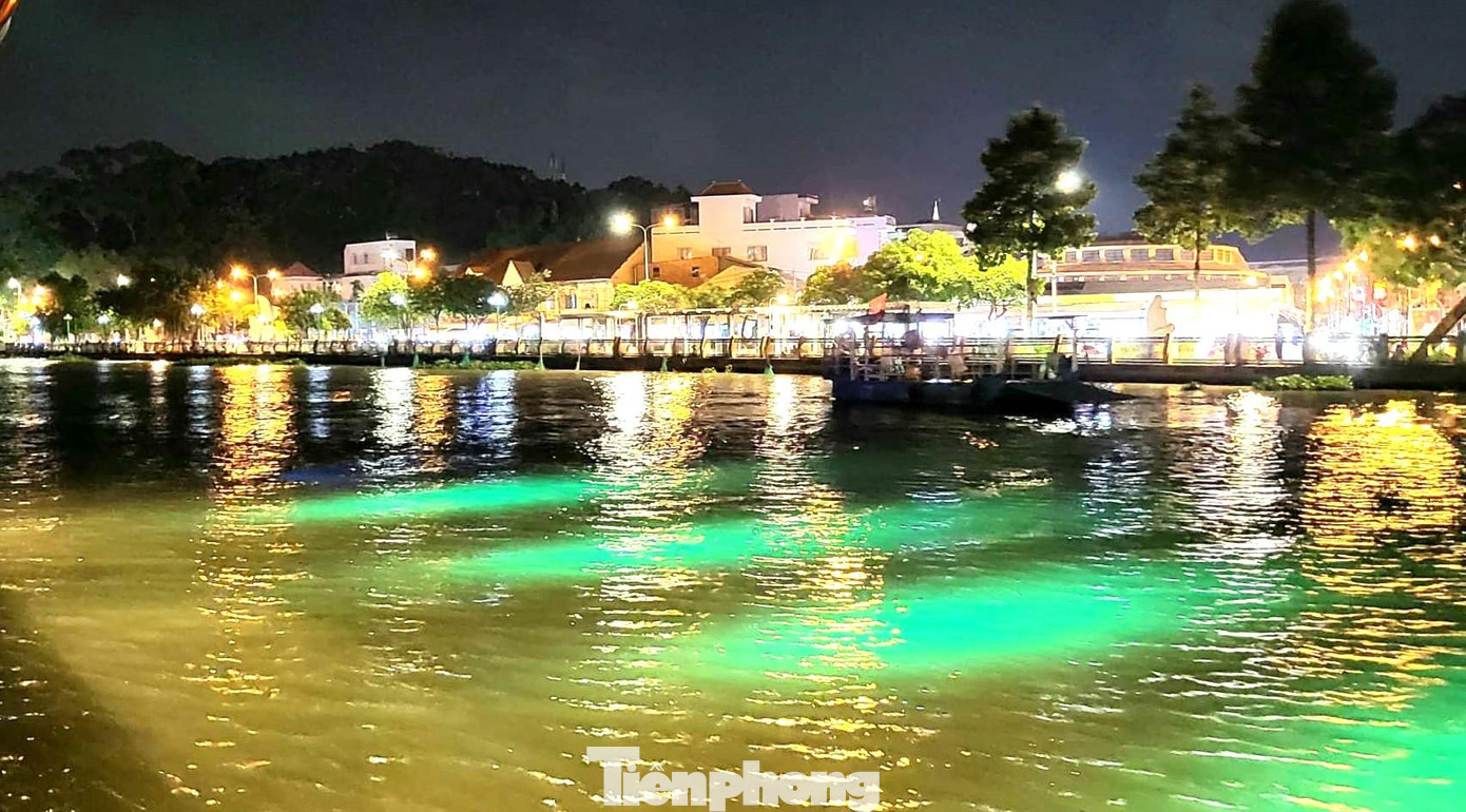 Vẻ đẹp huyền ảo nhìn từ ngoài sông vào đường phố Vẻ đẹp huyền ảo nhìn từ ngoài sông vào đường phố