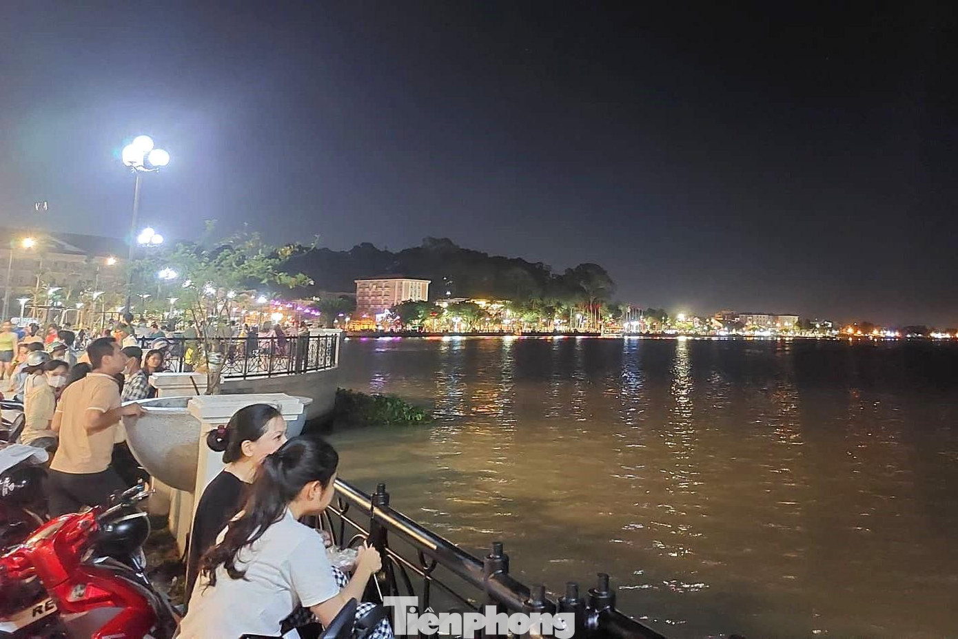 Người dân địa phương ngắm cảnh ban đêm tại phố đi bộ Người dân địa phương ngắm cảnh ban đêm tại phố đi bộ