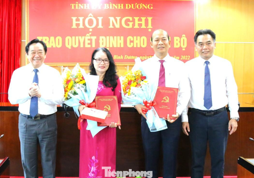 Ông Trịnh Đức Tài (thứ 2 từ phải sang) được bổ nhiệm giữ chức Giám đốc Sở Lao động, Thương binh và Xã hội Bình Dương