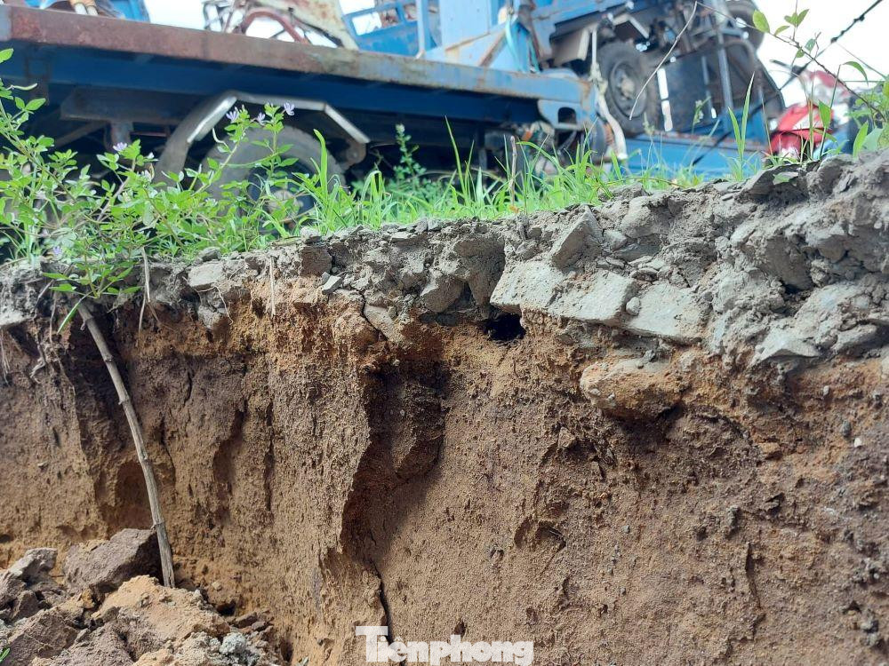 Các phương tiện vi phạm đang tạm giữ ở bãi được di chuyển lùi vào vì sạt lở