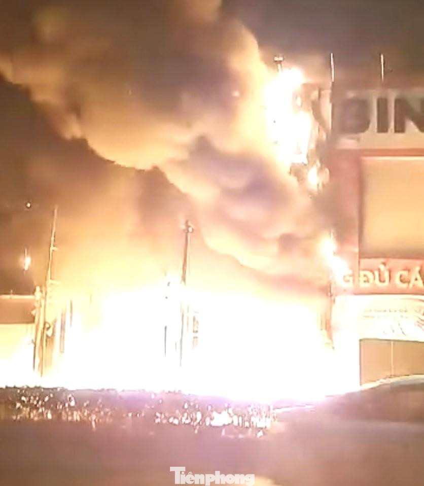 Lửa bao trùm hai cơ sở kinh doanh lúc rạng sáng Lửa bao trùm hai cơ sở kinh doanh lúc rạng sáng