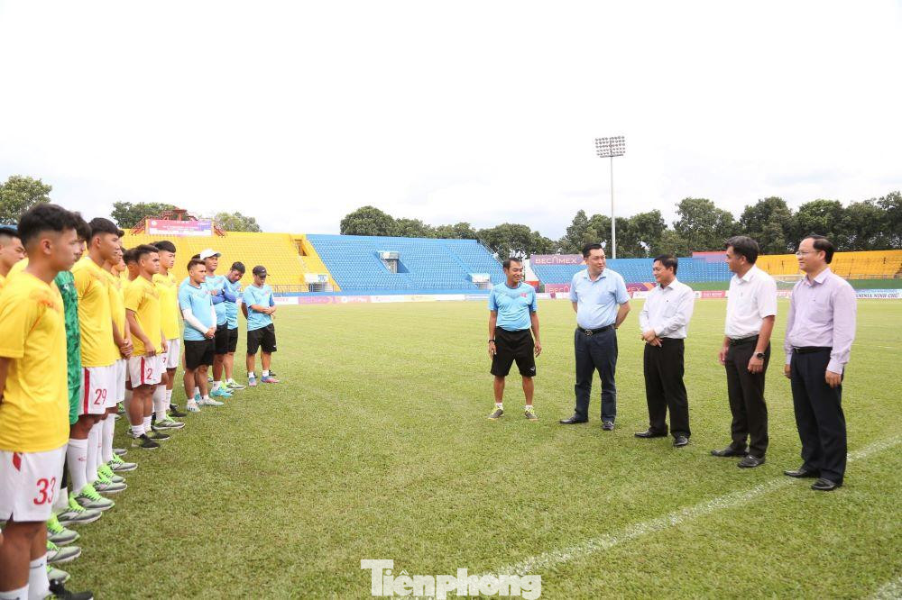Lãnh đạo tỉnh Bình Dương đến sân vận động Gò Đậu thăm, động viên U19 Việt Nam