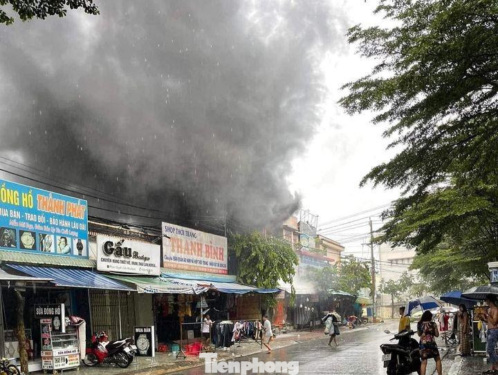 Khu vực xảy ra vụ hỏa hoạn trời đang mưa lớn Khu vực xảy ra vụ hỏa hoạn trời đang mưa lớn