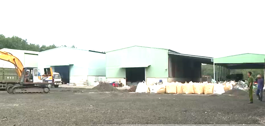 Công an kiểm tra và phát hiện hành vi chôn rác thải trái phép