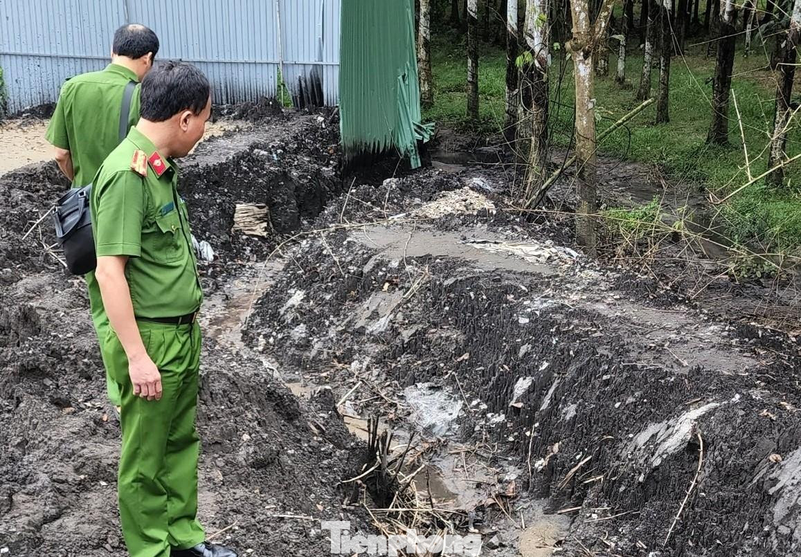 Lực lượng chức năng kiểm tra khu vực chôn rác thải