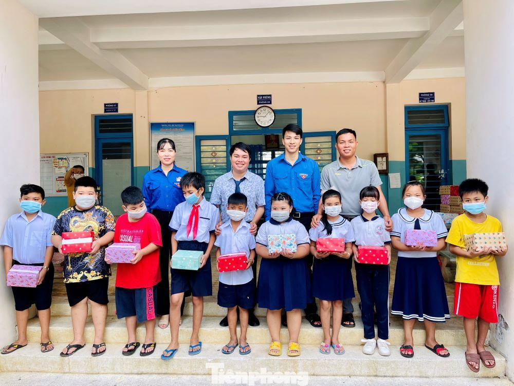 Trao quà cho các em học sinh trường Tiểu học Bạch Đằng Trao quà cho các em học sinh trường Tiểu học Bạch Đằng