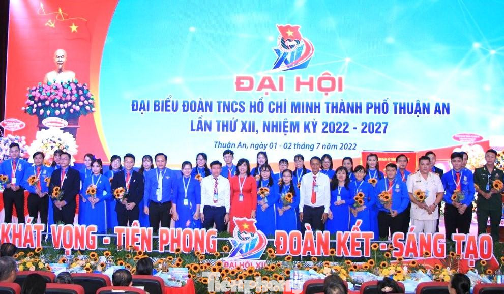 Chị Phạm Nguyễn Phương Thà giữ chức Bí thư Thành Đoàn Thuận An Chị Phạm Nguyễn Phương Thà giữ chức Bí thư Thành Đoàn Thuận An