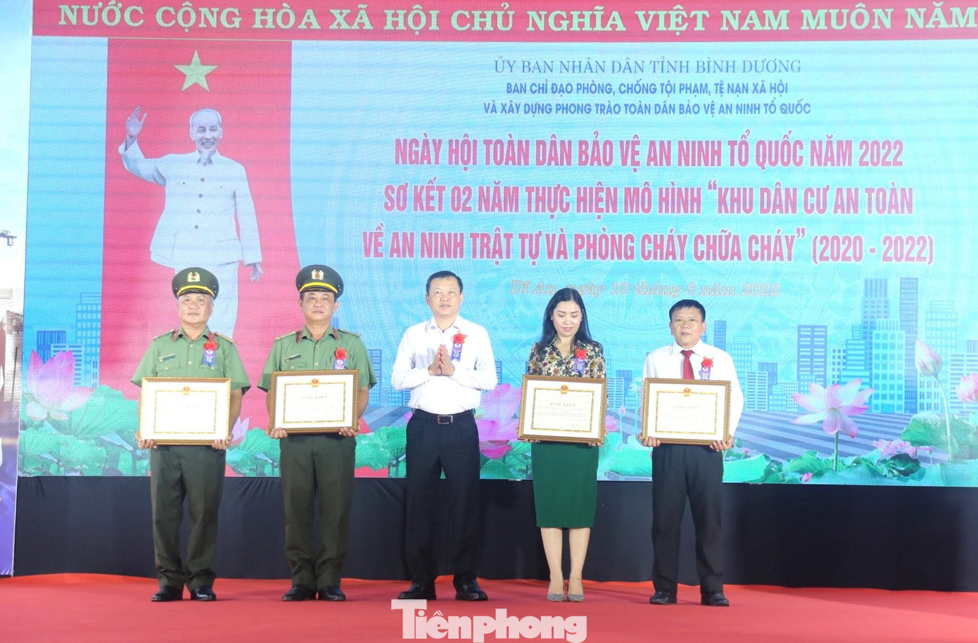 Chủ tịch HĐND tỉnh Bình Dương Phạm Văn Chánh (giữa) trao bằng khen cho tập thể có thành tích xuất sắc. Chủ tịch HĐND tỉnh Bình Dương Phạm Văn Chánh (giữa) trao bằng khen cho tập thể có thành tích xuất sắc.