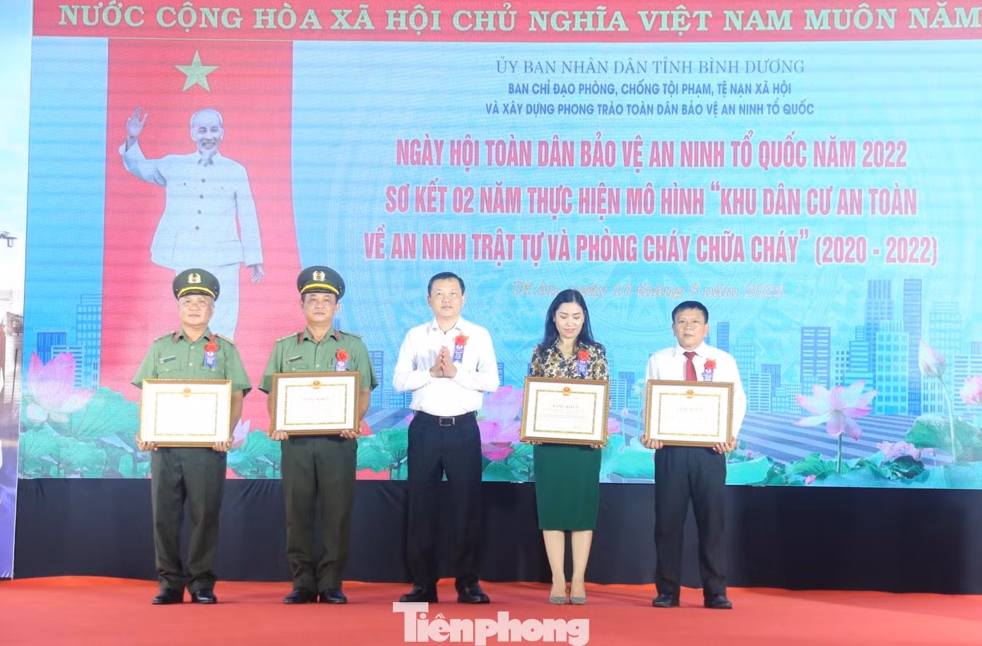 Chủ tịch HĐND tỉnh Bình Dương Phạm Văn Chánh (giữa) trao bằng khen cho tập thể có thành tích xuất sắc. Chủ tịch HĐND tỉnh Bình Dương Phạm Văn Chánh (giữa) trao bằng khen cho tập thể có thành tích xuất sắc.