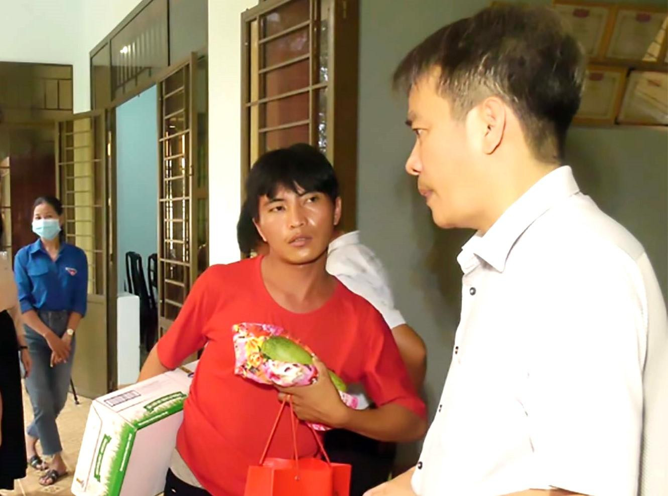 Cha ruột bé gái (áo đỏ) lắng nghe lời động viên từ lãnh đạo chính quyền huyện Đồng Phú