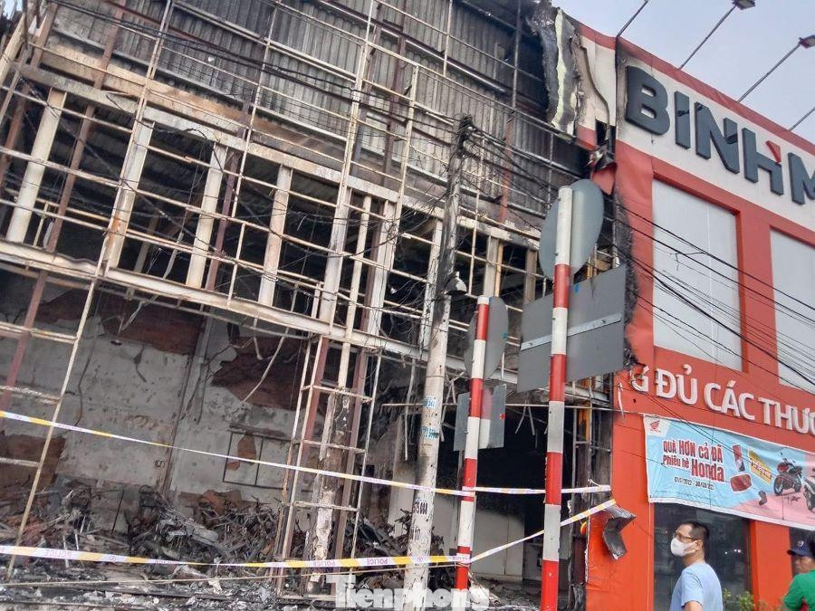 Đám cháy đã thiêu rụi toàn bộ tài sản bên trong cơ sở kinh doanh Đám cháy đã thiêu rụi toàn bộ tài sản bên trong cơ sở kinh doanh