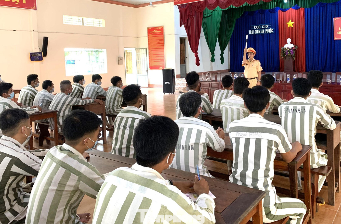 Các phạm nhân được hưởng chính sách đặc xá dịp lễ 2/9/2022 được phổ biến luật giao thông Ảnh: Vũ Long