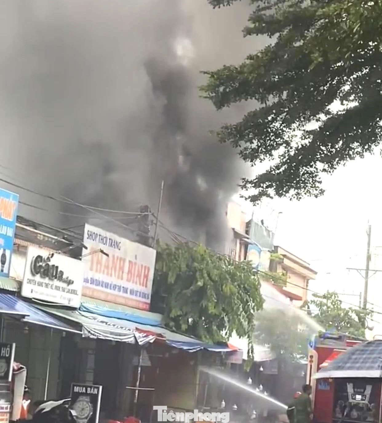 Lực lượng chức năng nỗ lực khống chế lửa Lực lượng chức năng nỗ lực khống chế lửa