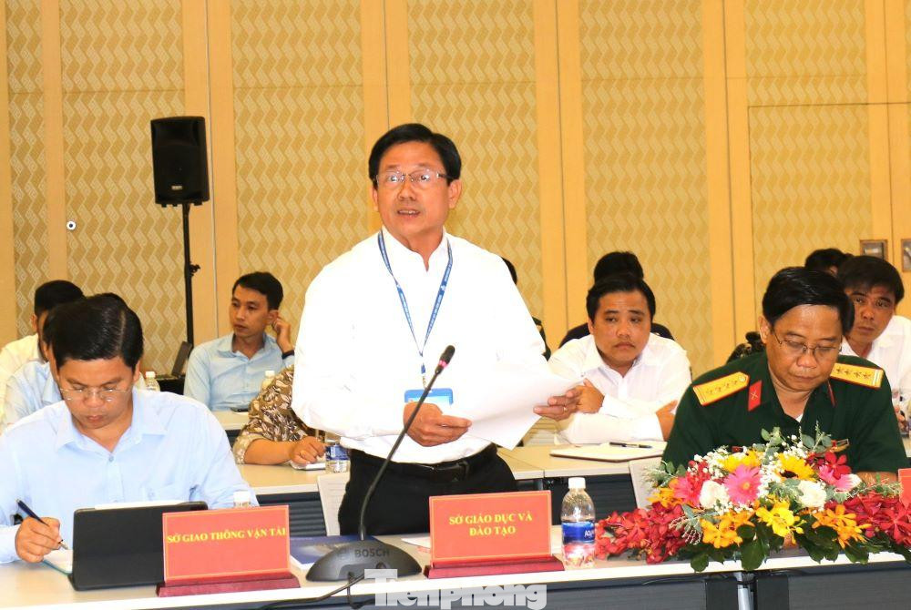 Phó giám đốc Sở GD-ĐT tỉnh Bình Dương Nguyễn Văn Phong thông tin tại buổi họp báo Phó giám đốc Sở GD-ĐT tỉnh Bình Dương Nguyễn Văn Phong thông tin tại buổi họp báo