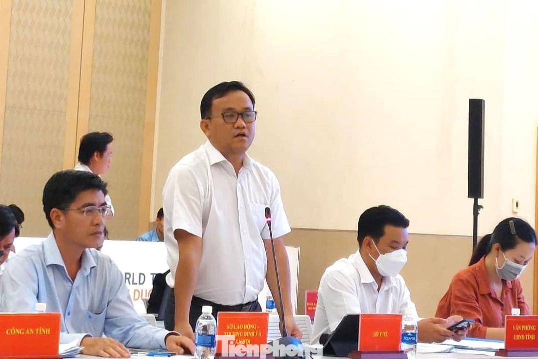 Phó giám đốc Sở Y tế Bình Dương Huỳnh Minh Chín thông tin tại buổi họp báo Phó giám đốc Sở Y tế Bình Dương Huỳnh Minh Chín thông tin tại buổi họp báo