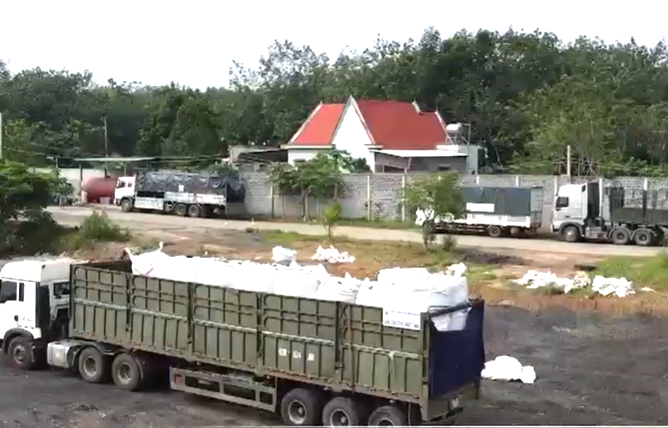 Các phương tiện vận chuyển rác thải về điểm tập kết để thực hiện hành vi chôn lấp