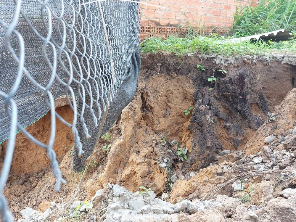 Sạt lở đất nhà dân